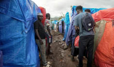 Des migrants africains dans le camp de Tsoundzou 2, à Mamoudzou, sur l'île française de Mayotte ( AFP / Marine GACHET )