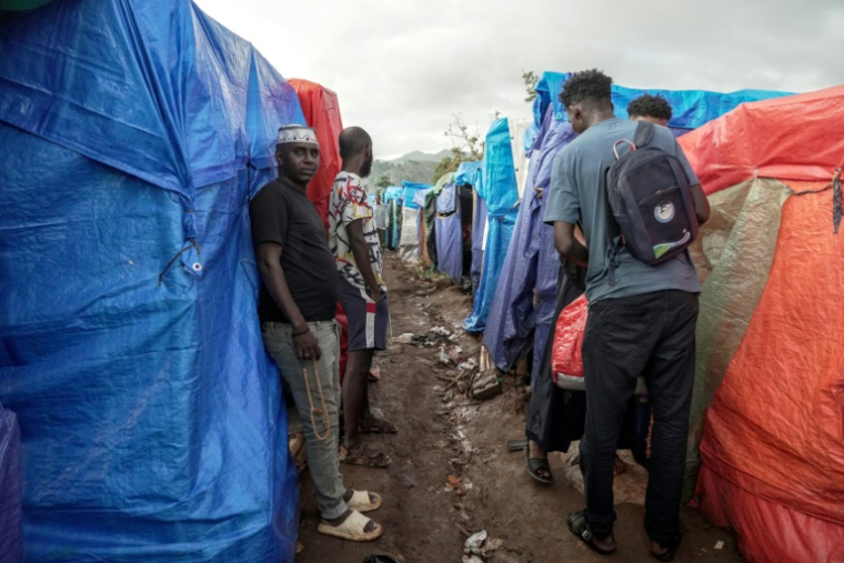 Des migrants africains dans le camp de Tsoundzou 2, à Mamoudzou, sur l'île française de Mayotte ( AFP / Marine GACHET )