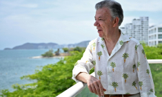 L'ancien président colombien (2010-2018) Juan Manuel Santos lors d'une interview à l'AFP en marge de la première Conférence internationale sur la transition vers un monde sans énergies fossiles, à Santa Marta, le 27 avril 2026 ( AFP / Raul ARBOLEDA )