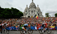 Le futur champion olympique belge Remco Evenepoel (c) passe devant la basilique du Sacré-Coeur à Montmartre, le 3 août 2024 à Paris ( AFP / JULIEN DE ROSA )