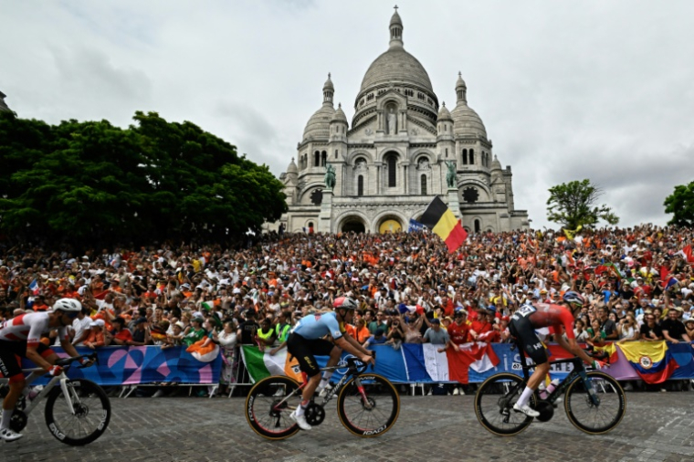 Le futur champion olympique belge Remco Evenepoel (c) passe devant la basilique du Sacré-Coeur à Montmartre, le 3 août 2024 à Paris ( AFP / JULIEN DE ROSA )