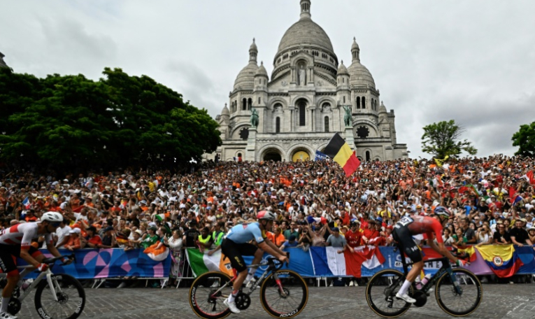 Le futur champion olympique belge Remco Evenepoel (c) passe devant la basilique du Sacré-Coeur à Montmartre, le 3 août 2024 à Paris ( AFP / JULIEN DE ROSA )