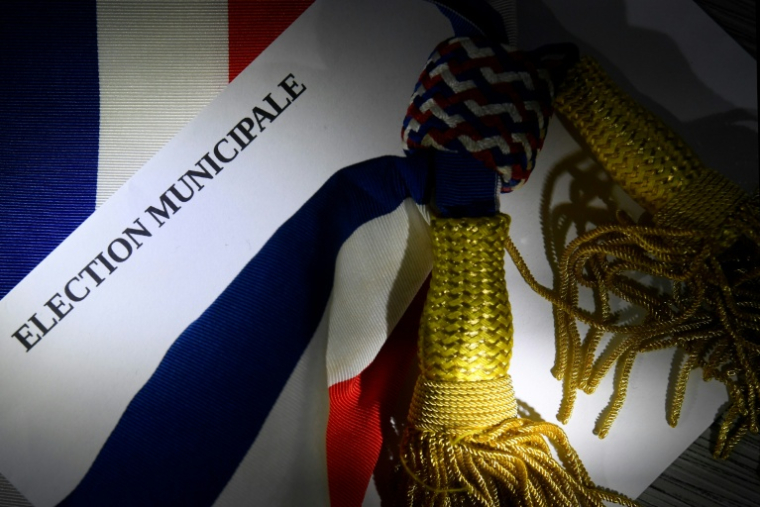 Les salariés engagés dans la course aux municipales jonglent avec un double agenda exigeant ( AFP / Damien MEYER )