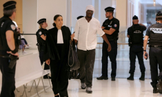 Le rappeur Doums, de son vrai nom Mamadou Coulibaly, arrive au tribunal de Paris pour son procès pour violences conjugales répétées sur l'actrice Adèle Exarchopoulos, son ex-compagne, le 29 juin 2026 ( AFP / Thomas SAMSON )