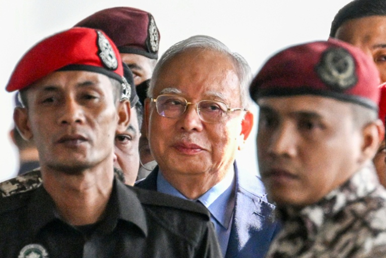 L'ex-Premier ministre malaisien Najib Razak (au centre), le 30 octobre 2024 au complexe de justice de Kuala Lumpur ( AFP / Mohd RASFAN )