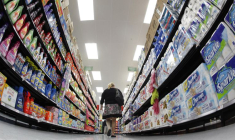 Photo d'archives d'une personne faisant ses courses dans un supermarché de Chicago