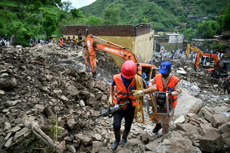 Des secouristes utilisent des pelleteuses pour dégager les décombres des maisons effondrées et rechercher des victimes dans les débris, à Dalori, dans la province montagneuse de Khyber Pakhtunkhwa, le 19 août 2025 au Pakistan ( AFP / Aamir QURESHI )