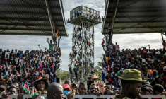Des partisans de Raila Odinga sont montés sur un château d'eau près du stade où est exposée la dépouille de l'opposant, à Kisumu, dans l'ouest du Kenya, le 18 octobre  2025 ( AFP / Luis TATO )
