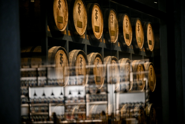 Des fûts de rhum entreposés à la distillerie Santa Teresa, le 17 décembre 2025 à La Victoria, dans l'État d'Aragua, au Venezuela ( AFP / Federico PARRA )