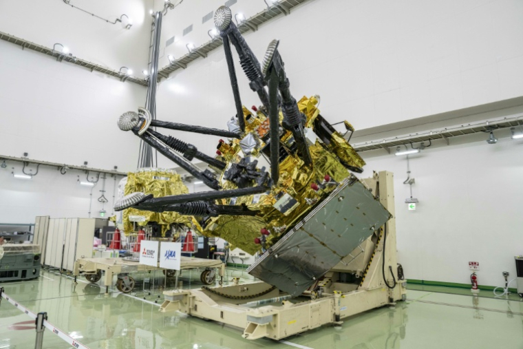 La sonde spatiale de la mission non habitée Martian Moons eXploration (MMX), dont le lancement est prévu dans les prochains mois, le 13 août 2026 au centre spatial Tanegashima de Minamitane, dans le sud de l'archipel japonais  ( AFP / Yuichi YAMAZAKI )