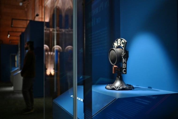 Le microphone utilisé par Franklin D. Roosevelt pour l'émission "Fireside Chat" de NBC  exposé lors d'une avant-première presse de l'exposition "American Aspirations" au Smithsonian à Washington, le 28 mai 2026 ( AFP / Mandel NGAN )