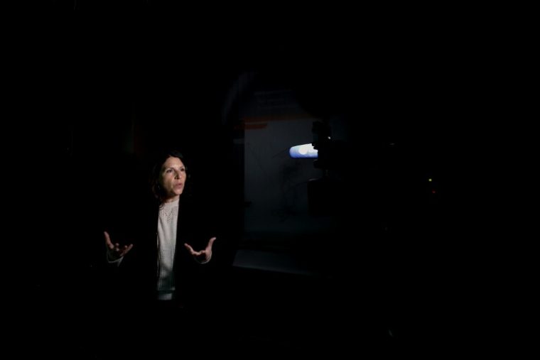 Isabelle Knafou, administratrice des Catacombes de Paris, lors d'un entretien avec l'AFP pendant la visite des travaux de restauration des Catacombes, le 24 mars 2026 à Paris ( AFP / Kenzo TRIBOUILLARD )