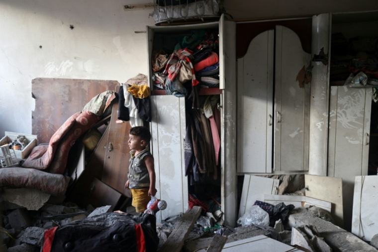Un enfant dans une maison dévastée par un bombardement israélien, à Nousseirat, dans le centre de la bande de Gaza, le 28 septembre 2025 ( AFP / Eyad BABA )