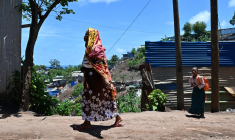 Des habitants d'un bidonville, près de Koungou, à Mayotte. ( AFP / MIGUEL MEDINA )