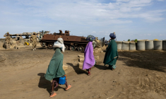 Des piétons passent devant un poste de contrôle pour sortir de Monguno, dans l'État de Borno, au Nigeria, le 4 juillet 2025.  ( AFP / Joris Bolomey )