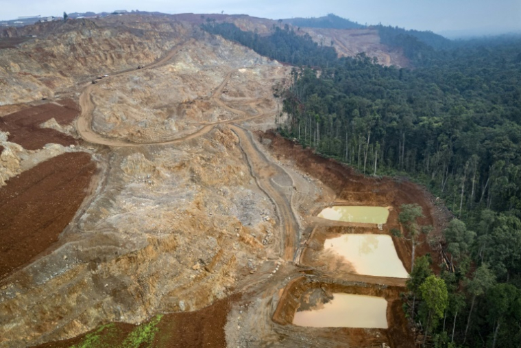 Vue aérienne d'un site d'extraction de nickel à la lisière de la forêt où Bokum, un membre de la tribu indigène Hongana Manyawa, patrouille régulièrement, le 16 avril 2025 à East Halmahera, dans le nord des Moluques, en Indonésie ( AFP / STR )