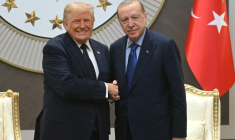 Le président américain Donald Trump (g) accueilli par le président tuc Recep Tayyip Erdogan à son arrivée à la base aérienne d'Etimesgut, près d'Ankara, le 7 juillet 2026, avant de participer au 36e sommet des chefs d'État et de gouvernement de l'Otan ( AFP / SAUL LOEB )