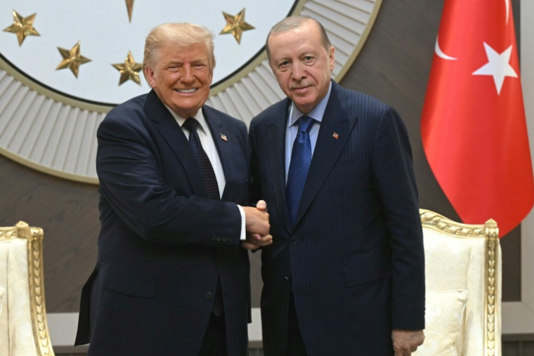 Le président américain Donald Trump (g) accueilli par le président tuc Recep Tayyip Erdogan à son arrivée à la base aérienne d'Etimesgut, près d'Ankara, le 7 juillet 2026, avant de participer au 36e sommet des chefs d'État et de gouvernement de l'Otan ( AFP / SAUL LOEB )