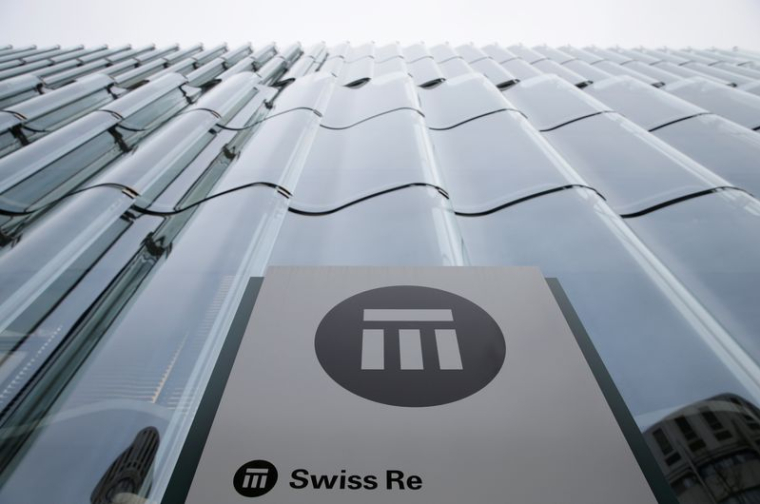 Le logo de Swiss Re à l'extérieur des bureaux de la société à Zurich
