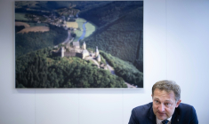 Le commissaire européen à l'Agriculture Christophe Hansen, à Bruxelles le 24 février 2026 ( AFP / JOHN THYS )
