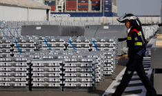 Un ouvrier passe devant l'entrepôt de lingots d'aluminium d'Aluminium Dunkerque