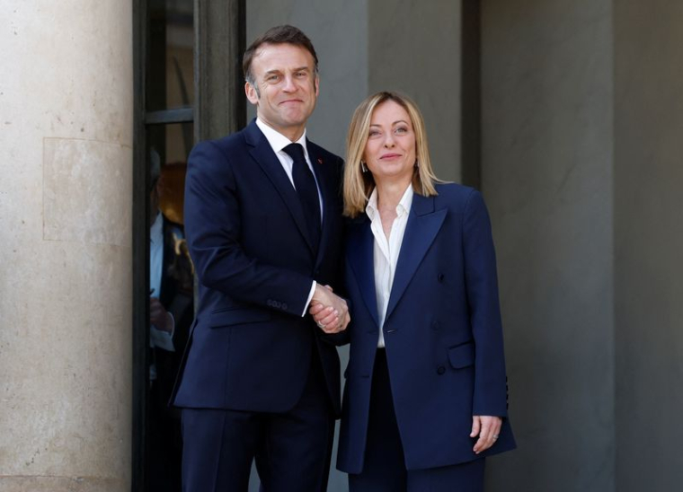 Le président français Emmanuel Macron accueille la Première ministre italienne Giorgia Meloni à Paris