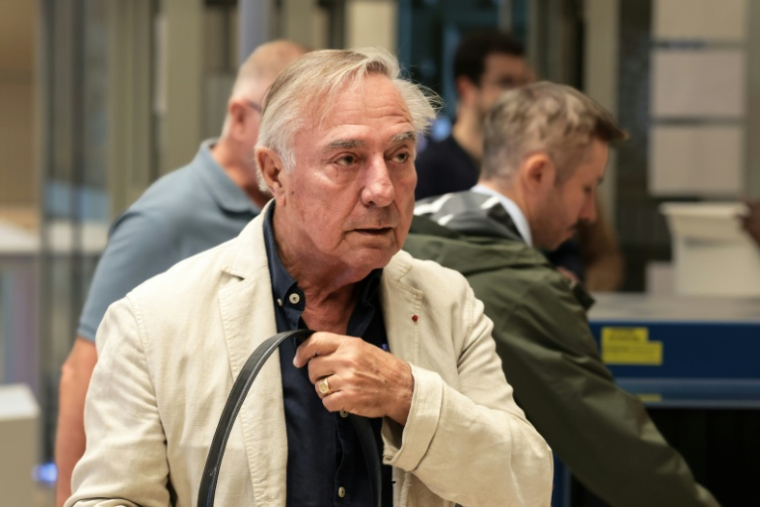 Allain Bougrain-Dubourg, président de la Ligue pour la protection des oiseaux (LPO), arrive au tribunal correctionnel d'Orléans pour assister au procès de l'homme d'affaires Olivier Bouygues, poursuivi pour la destruction d'espèces d'oiseaux protégées sur son domaine de chasse en forêt de Sologne, le 7 septembre 2026 dans le Loiret ( AFP / Alain JOCARD )