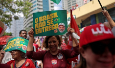 Le président brésilien Luiz Inácio Lula da Silva tient un meeting électoral à São Paulo