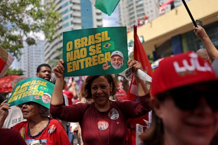 Le président brésilien Luiz Inácio Lula da Silva tient un meeting électoral à São Paulo