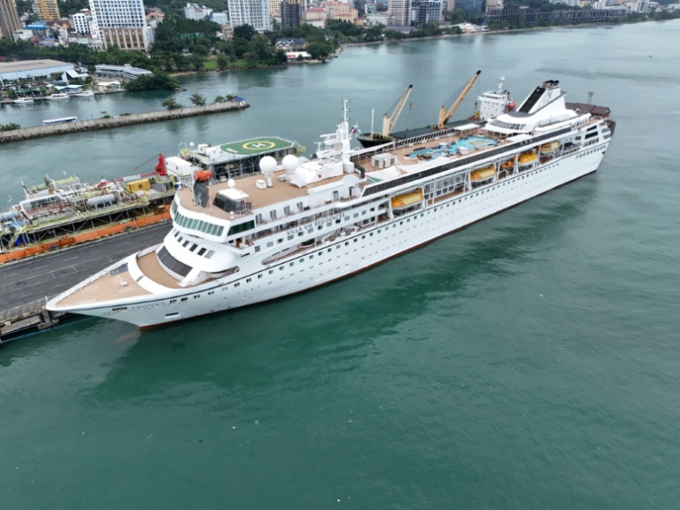 AVue aérienne du navire de croisière Odyssey, de Villa Vie Residences, à quai dans le port de Sihanoukville, le 28 octobre 2026 au Cambodge ( AFP / Suy Se )