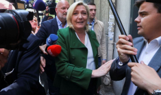 LÉGISLATIVES: MARINE LE PEN SE PRÉSENTE EN PREMIÈRE OPPOSANTE À EMMANUEL MACRON