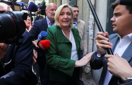 LÉGISLATIVES: MARINE LE PEN SE PRÉSENTE EN PREMIÈRE OPPOSANTE À EMMANUEL MACRON