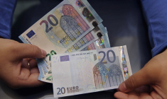 Les nouveaux billets de 20 euros, dotés de nouvelles caractéristiques de sécurité, sont présentés à côté d'un billet de 20 euros actuel à la Banque nationale de France à Paris