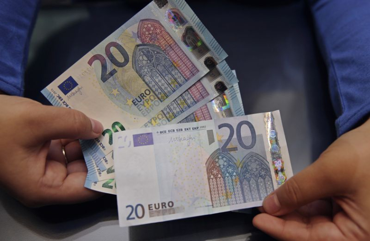 Les nouveaux billets de 20 euros, dotés de nouvelles caractéristiques de sécurité, sont présentés à côté d'un billet de 20 euros actuel à la Banque nationale de France à Paris