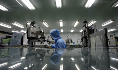 Un homme travaille dans une usine à Dongguan, dans la province de Guangdong, au sud de la Chine