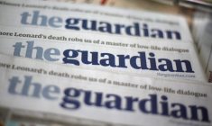 Des exemplaires du journal The Guardian chez un marchand de journaux à Londres