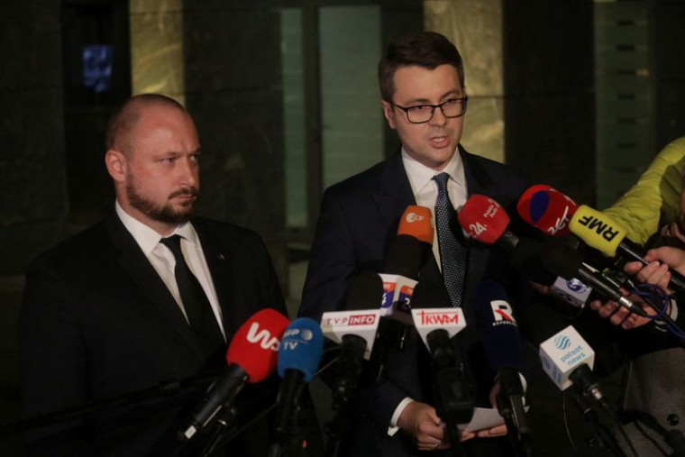 Photo du porte-parole du gouvernement polonais Piotr Muller qui s'adresse aux médias après une réunion du comité de sécurité en rapport avec l'attaque au missile sur le territoire de la Pologne, à Varsovie