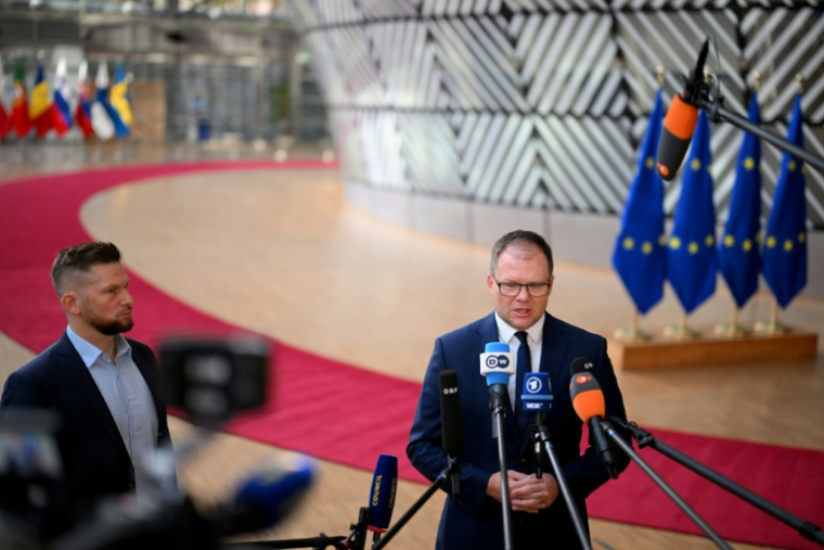 Le ministre allemand de l'Environnement Carsten Schneider fait une déclaration à la presse à Bruxelles, le 4 novembre 2025 ( AFP / Nicolas TUCAT )
