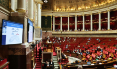 Un écran affiche l'adoption par les députés du premier article de la loi sur la protection de l'enfance et la lutte contre la violence dans les écoles à l'Assemblée nationale, le 1er juin 2026 à Paris ( AFP / Ludovic MARIN )