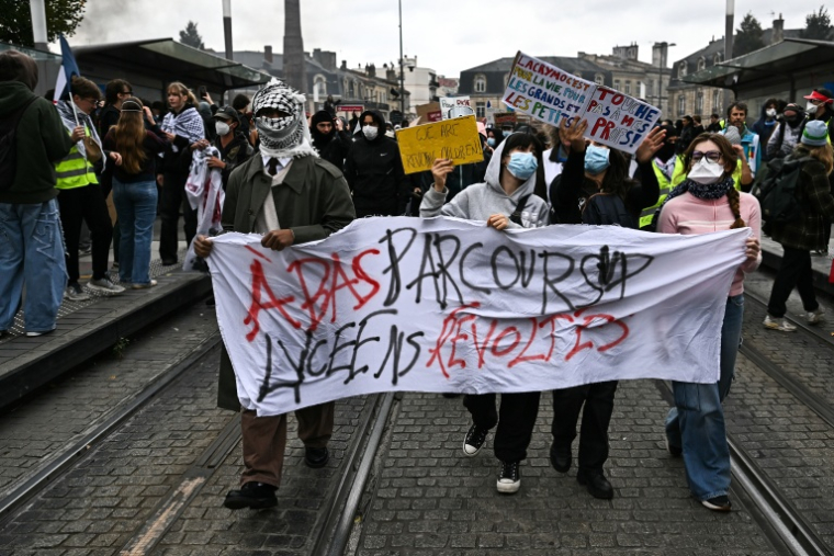 Des lycéens manifestent contre Parcoursup et pour leurs conditions de travail à Bordeaux, le 17 octobre 2026 ( AFP / Christophe ARCHAMBAULT )