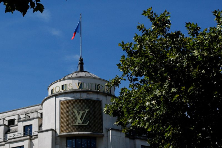 Le logo Louis Vuitton est vu à l'extérieur d'une boutique sur l'avenue des Champs-Élysées à Paris