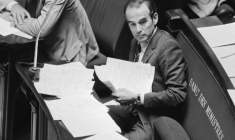 Le ministre de la Justice Robert Badinter à l'Assemblée nationale, lors de l'examen du projet de loi sur l'abolition de la peine de mort, le 17 septembre 1981 à Paris ( AFP / Dominique FAGET )