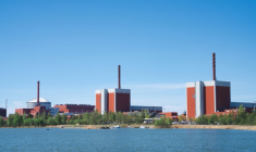 Les réacteurs numéro 3, 1 et 2 de la centrale nucléaire d'Olkiluoto, à Eurajoki en Finlande, le 18 mai 2026 ( AFP / Alessandro RAMPAZZO )