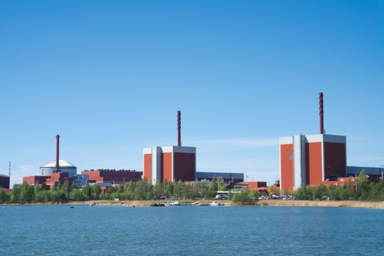 Les réacteurs numéro 3, 1 et 2 de la centrale nucléaire d'Olkiluoto, à Eurajoki en Finlande, le 18 mai 2026 ( AFP / Alessandro RAMPAZZO )