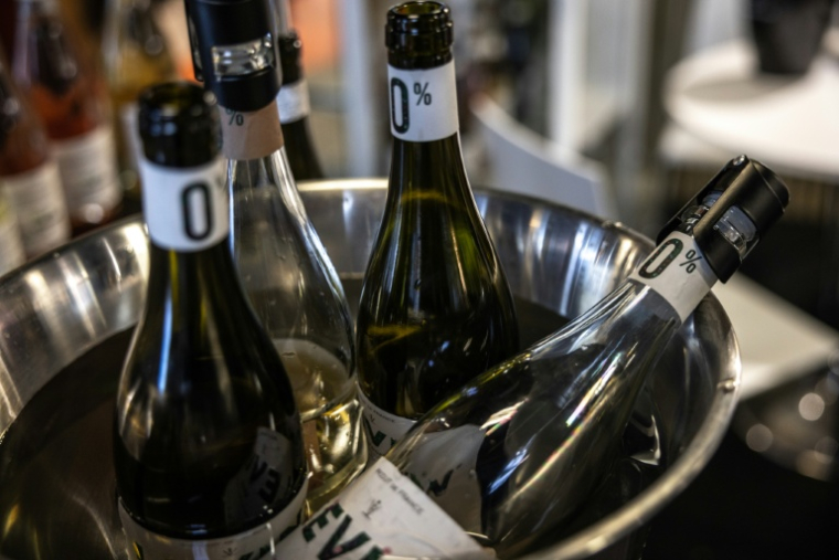 Des bouteilles de vin sans alcool présentées lors de l'édition 2026 du salon international des vins et spiritueux Wine Paris, le 10 février 2026 à Paris ( AFP / Guillaume BAPTISTE )