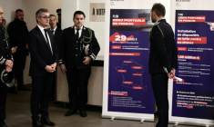 Le ministre de la Justice, Gérald Darmanin (G), à la prison de la Santé à Paris le 21 novembre 2025 ( AFP / Thibaud MORITZ )