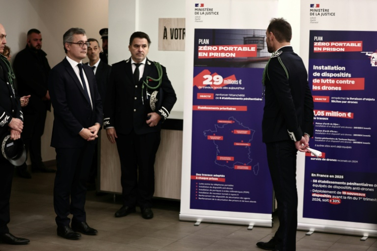 Le ministre de la Justice, Gérald Darmanin (G), à la prison de la Santé à Paris le 21 novembre 2025 ( AFP / Thibaud MORITZ )