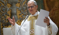 Photo prise et diffusée le 9 mai 2025 par les médias du Vatican montrant le pape Léon XIV lors d'une messe avec les cardinaux dans la chapelle Sixtine au Vatican ( VATICAN MEDIA / Handout )