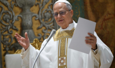 Photo prise et diffusée le 9 mai 2025 par les médias du Vatican montrant le pape Léon XIV lors d'une messe avec les cardinaux dans la chapelle Sixtine au Vatican ( VATICAN MEDIA / Handout )