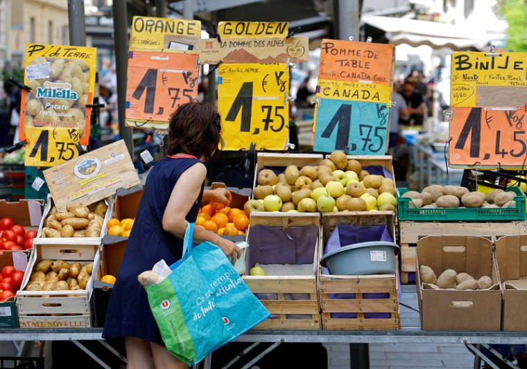 Une femme fait ses courses dans un marché de Nice, France
